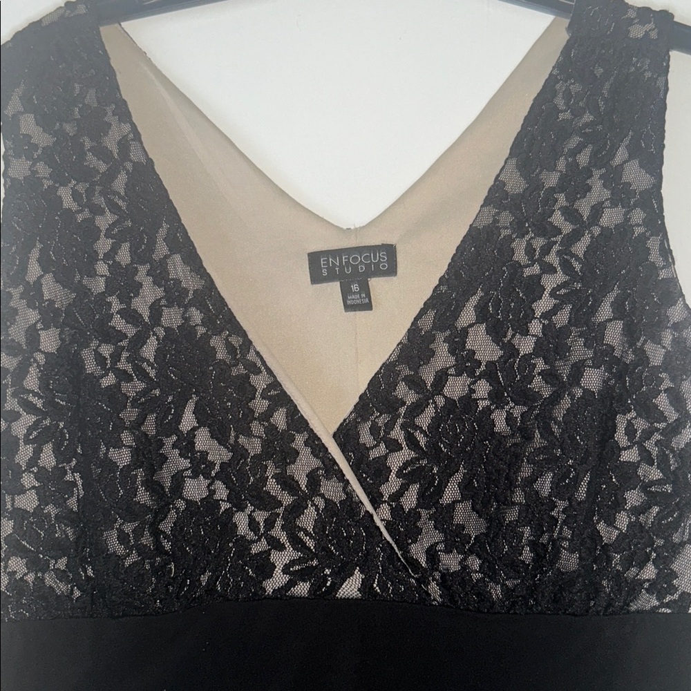 Enfocus Studio like new Black and Cream Lace Dress size 16